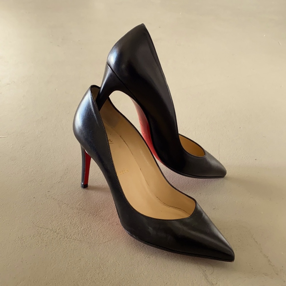 COPY - LOUBOUTIN black pumps size 38 with red sole protectors! Only worn once
